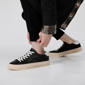 Férfi alacsony profilú bőr sneaker, koreai stílus, divatos és sokoldalú mindennapi cipő, légáteresztő, fehér