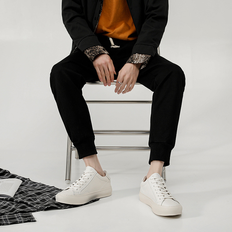 Férfi alacsony profilú bőr sneaker, koreai stílus, divatos és sokoldalú mindennapi cipő, légáteresztő, fehér