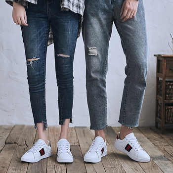 Little Bee fehér sneakers nőknek és férfiaknak, mindennapi skateboardcipők hímzett mintával, divatos és sokoldalú, kiváló minőség