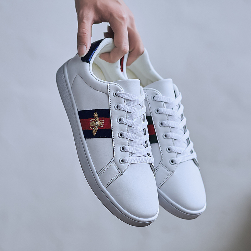 Little Bee fehér sneakers nőknek és férfiaknak, mindennapi skateboardcipők hímzett mintával, divatos és sokoldalú, kiváló minőség