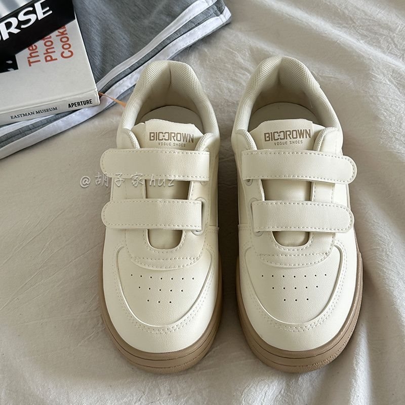 Άσπρα sneakers με Velcro, επάνω μέρος από συνθετικό δέρμα, χαμηλού ύψους, casual στυλ εμπνευσμένο από το Χονγκ Κονγκ, 2026 νέο μοντέλο