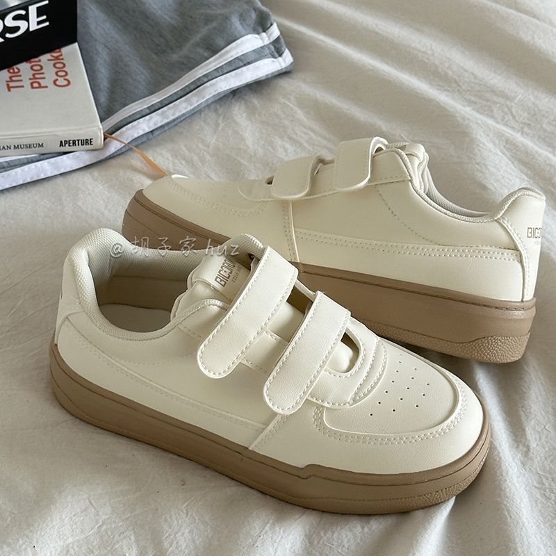 Άσπρα sneakers με Velcro, επάνω μέρος από συνθετικό δέρμα, χαμηλού ύψους, casual στυλ εμπνευσμένο από το Χονγκ Κονγκ, 2026 νέο μοντέλο