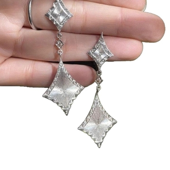 Cercei lungi argintii, cu finisaj periat, în formă de romb, stil minimalist de înaltă clasă, detalii din aur gravat italian
