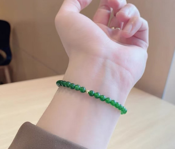 Βραχιόλι με πράσινο χαλκεδονίτη και αγάτης με μικρές χρυσές χάντρες; φυσικοί λίθοι, μινιμαλιστικός λεπτός σχεδιασμός.
