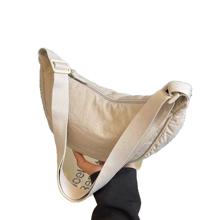 Egyszínű félhold alakú válltáska cipzárral - minimalist mindennapi táska téli használatra