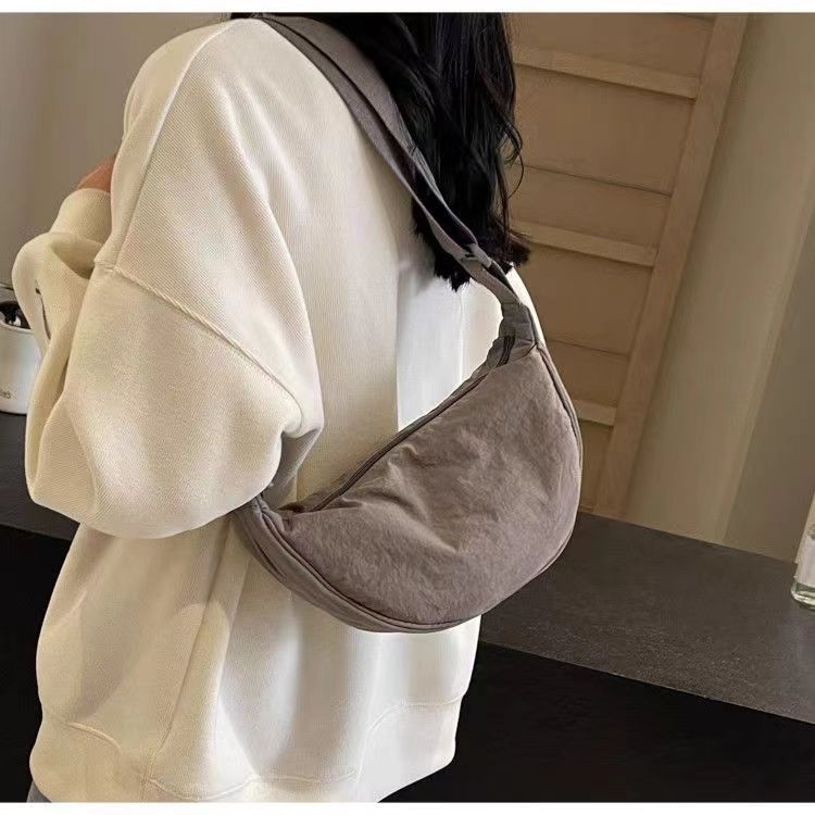 Egyszínű félhold alakú válltáska cipzárral - minimalist mindennapi táska téli használatra