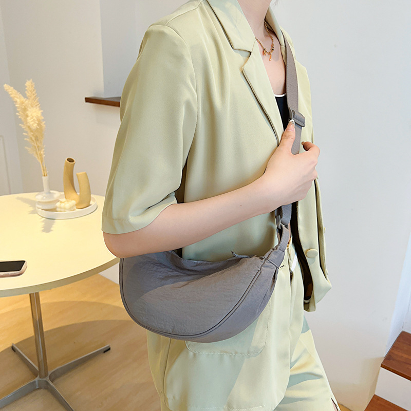 Νάιλον τσάντα crossbody σε στυλ dumpling, κορεατικό στυλ, μονόχρωμη, μεγάλη χωρητικότητα, καθημερινή χρήση