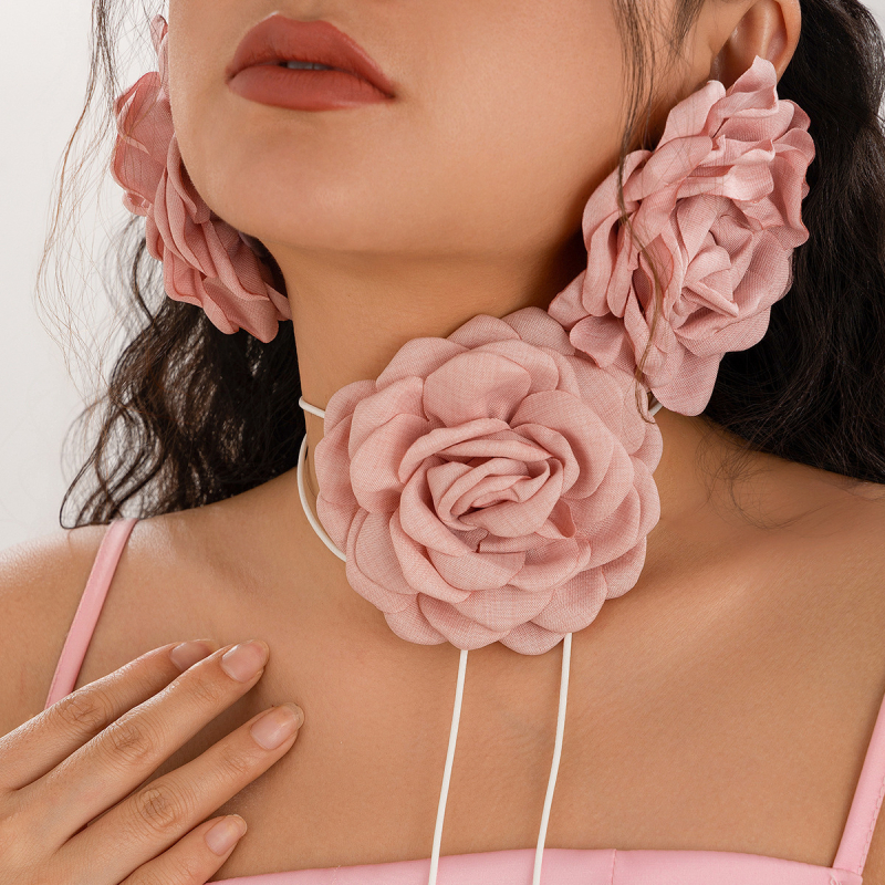Χειροποίητο κολιέ chokers με τρισδιάστατο τριαντάφυλλο από ύφασμα, περιτυλιγμένο με κλωστή κεριού, καμέλια