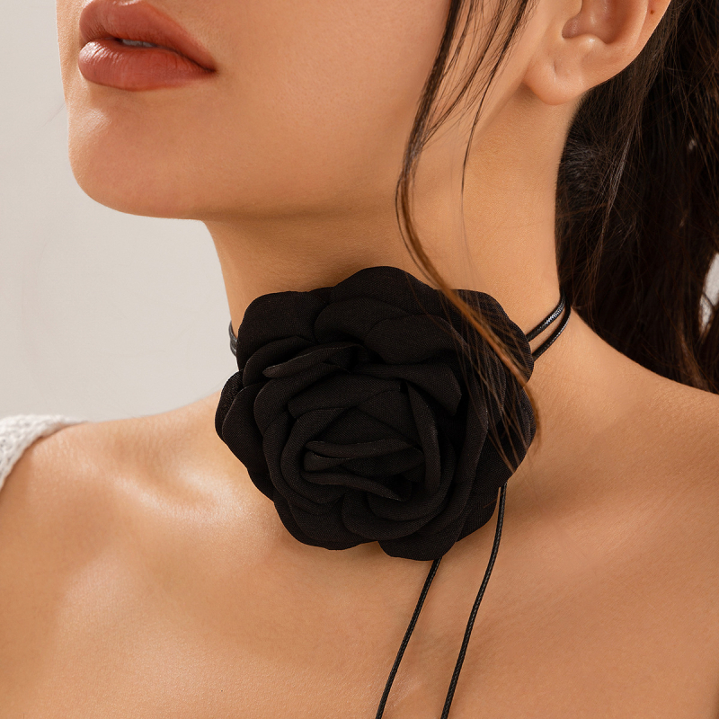 Χειροποίητο κολιέ chokers με τρισδιάστατο τριαντάφυλλο από ύφασμα, περιτυλιγμένο με κλωστή κεριού, καμέλια