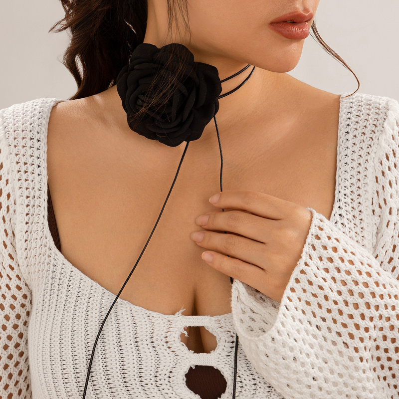 Χειροποίητο κολιέ chokers με τρισδιάστατο τριαντάφυλλο από ύφασμα, περιτυλιγμένο με κλωστή κεριού, καμέλια