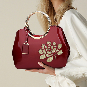 Κόκκινη γυναικεία τσάντα από PU σε σχήμα κοχύλι, με γυαλιστερή επιφάνεια και ιμάντα crossbody