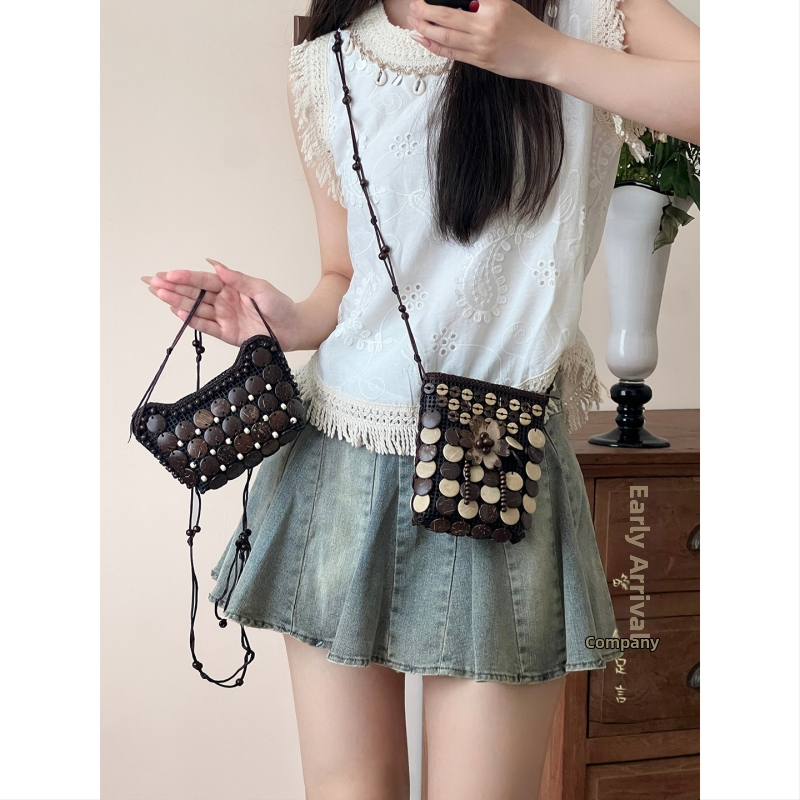 Dámska crossbody kabelka s hnedou tkanou strapcami z kokosových škrupín, peňaženka v bohémskom etnickom retro štýle, malá kabelka cez rameno