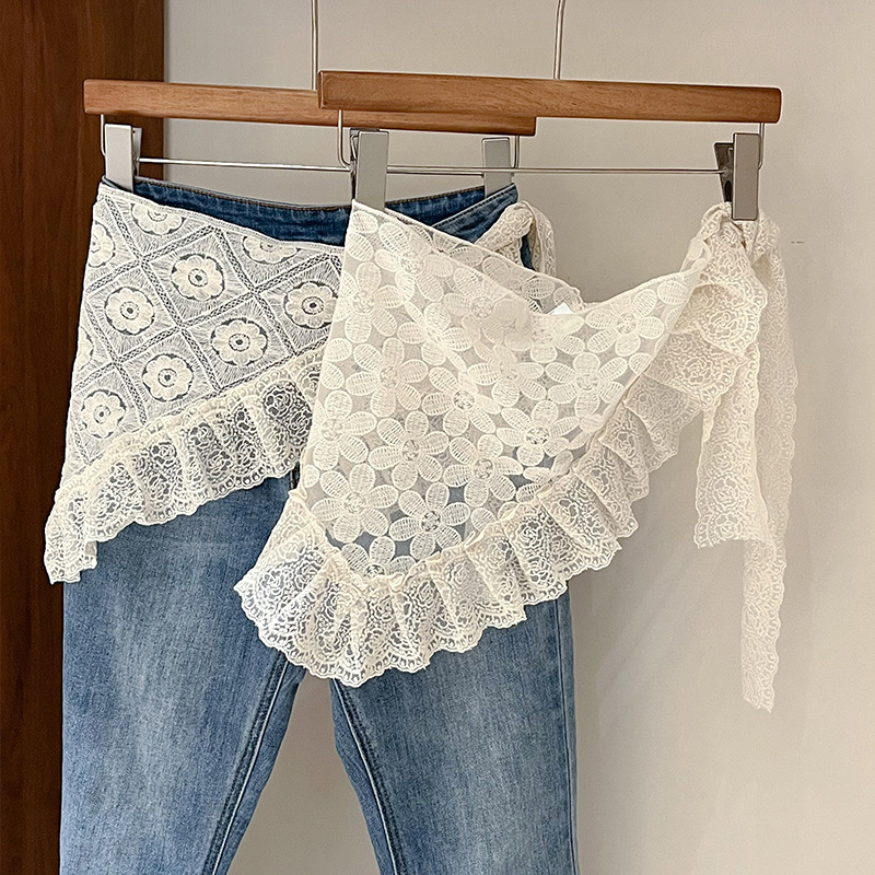 Ακανόνιστη mini φούστα με δαντελένιο τελείωμα, φιόγκο και διάτρητα σχέδια, καλοκαίρι