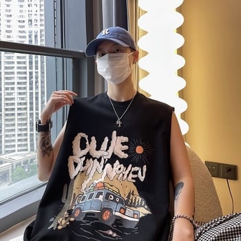 Ανδρικό αμάνικο T‑shirt σε αμερικανικό street style, ελαφρύ καλοκαίρι, άνετη γραμμή, αθλητικό εξωτερικό ρούχο, μοντέλο 12