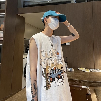 Ανδρικό αμάνικο T‑shirt σε αμερικανικό street style, ελαφρύ καλοκαίρι, άνετη γραμμή, αθλητικό εξωτερικό ρούχο, μοντέλο 12