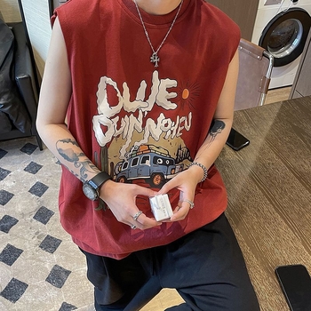 Ανδρικό αμάνικο T‑shirt σε αμερικανικό street style, ελαφρύ καλοκαίρι, άνετη γραμμή, αθλητικό εξωτερικό ρούχο, μοντέλο 12
