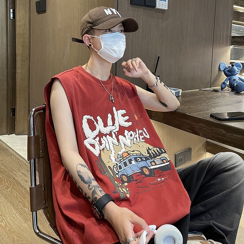 Ανδρικό αμάνικο T‑shirt σε αμερικανικό street style, ελαφρύ καλοκαίρι, άνετη γραμμή, αθλητικό εξωτερικό ρούχο, μοντέλο 12
