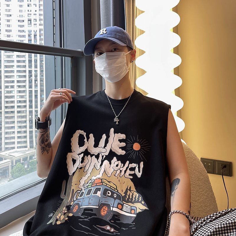 Ανδρικό αμάνικο T‑shirt σε αμερικανικό street style, ελαφρύ καλοκαίρι, άνετη γραμμή, αθλητικό εξωτερικό ρούχο, μοντέλο 12