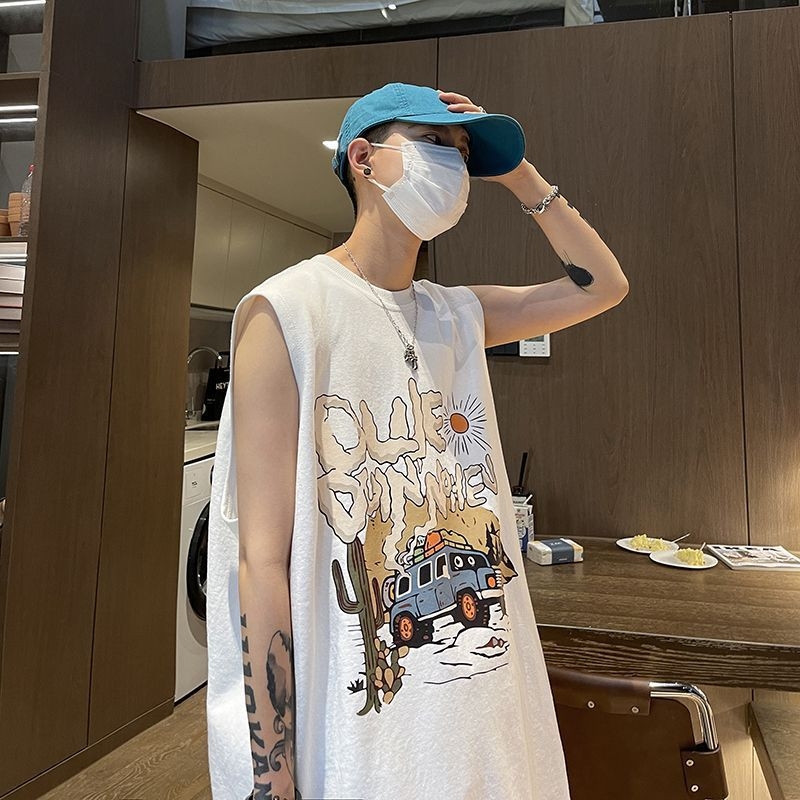 Ανδρικό αμάνικο T‑shirt σε αμερικανικό street style, ελαφρύ καλοκαίρι, άνετη γραμμή, αθλητικό εξωτερικό ρούχο, μοντέλο 12