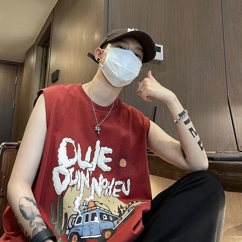 Ανδρικό αμάνικο T‑shirt σε αμερικανικό street style, ελαφρύ καλοκαίρι, άνετη γραμμή, αθλητικό εξωτερικό ρούχο, μοντέλο 12