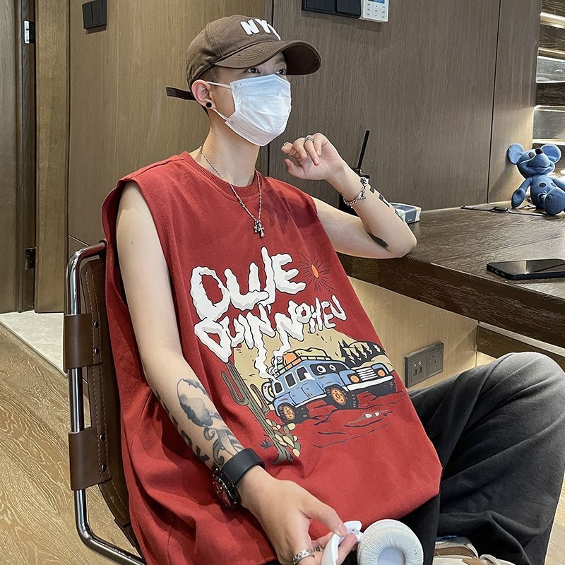 Ανδρικό αμάνικο T‑shirt σε αμερικανικό street style, ελαφρύ καλοκαίρι, άνετη γραμμή, αθλητικό εξωτερικό ρούχο, μοντέλο 12