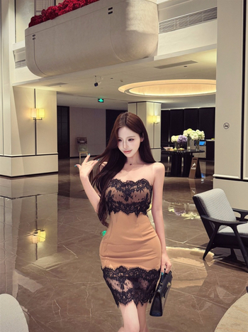 Φορμά strapless με αντίθεση χρωμάτων και δαντελένια λεπτομέρεια, ζώνη που τονίζει τη μέση για λεπτή σιλουέτα — κομψό κοντό φόρεμα καλοκαιρινό