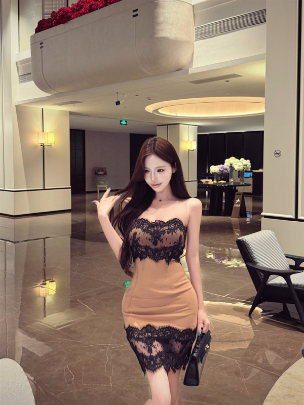Φορμά strapless με αντίθεση χρωμάτων και δαντελένια λεπτομέρεια, ζώνη που τονίζει τη μέση για λεπτή σιλουέτα — κομψό κοντό φόρεμα καλοκαιρινό