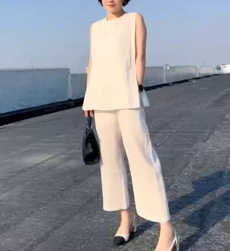 Great Love for Beauty: Γυναικείο σετ δύο τεμαχίων για το καλοκαίρι του 2026 — μονόχρωμο τοπ χωρίς μανίκια και παντελόνια με φαρδιά γραμμή.