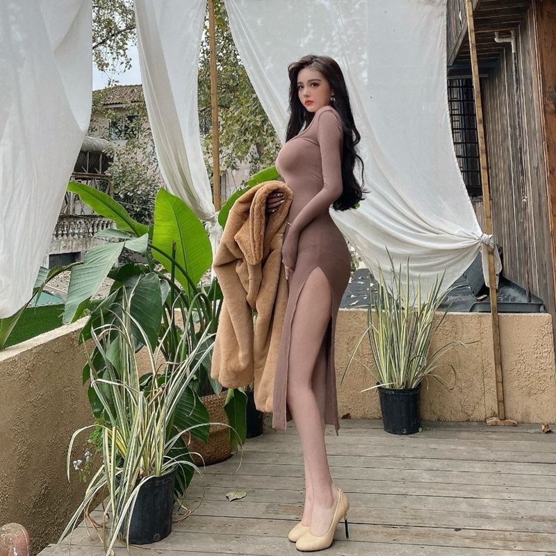 Μίντι φόρεμα εμπνευσμένο από τα Ταϊλανδικά, με καθορισμένη μέση, αναδεικνύει το ντεκολτέ, υψηλός σχισμός, εφαρμοστό σχήμα