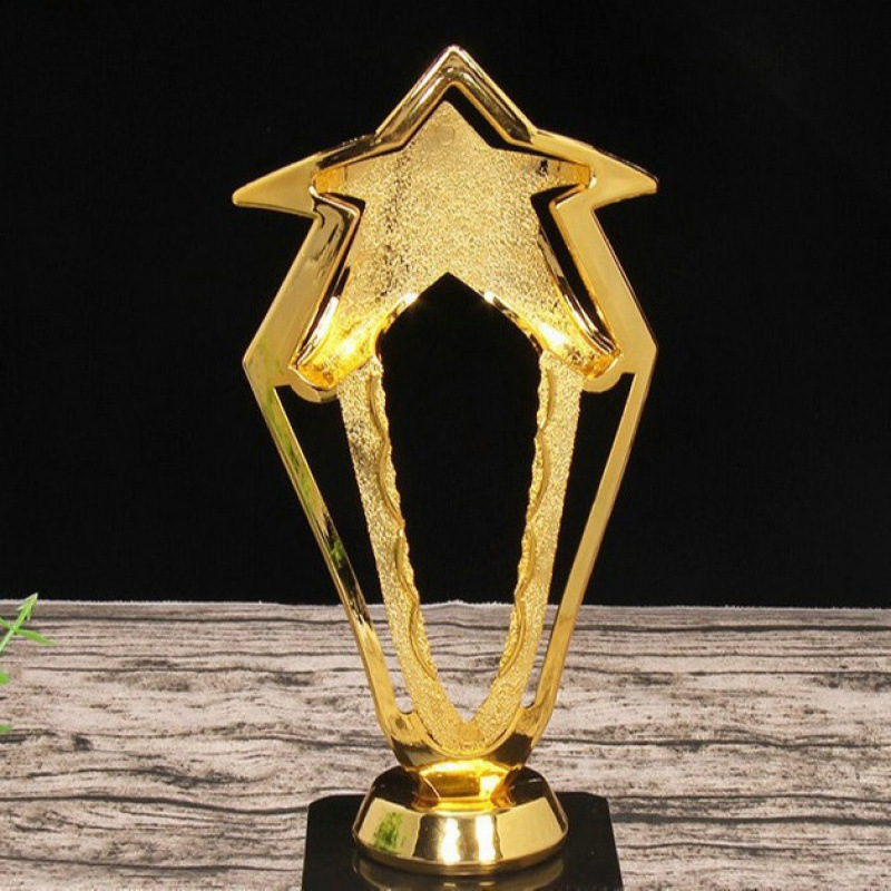 Πλαστικό τρόπαιο σε μορφή αστέρα με πέντε άκρα, διάτρητο σχέδιο, κατάλληλο για σχολικά βραβεία
