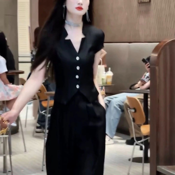 Ροζ τοπ με στενό κόψιμο και παντελόνια wide-leg, σετ για γυναίκες, καλοκαίρι μόδα, στυλ κοινωνίστρια, μοντέλο 2026