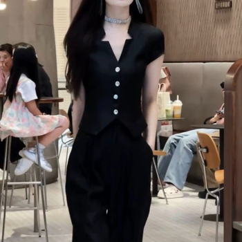 Ροζ τοπ με στενό κόψιμο και παντελόνια wide-leg, σετ για γυναίκες, καλοκαίρι μόδα, στυλ κοινωνίστρια, μοντέλο 2026