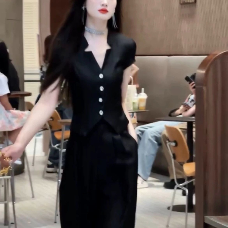 Ροζ τοπ με στενό κόψιμο και παντελόνια wide-leg, σετ για γυναίκες, καλοκαίρι μόδα, στυλ κοινωνίστρια, μοντέλο 2026