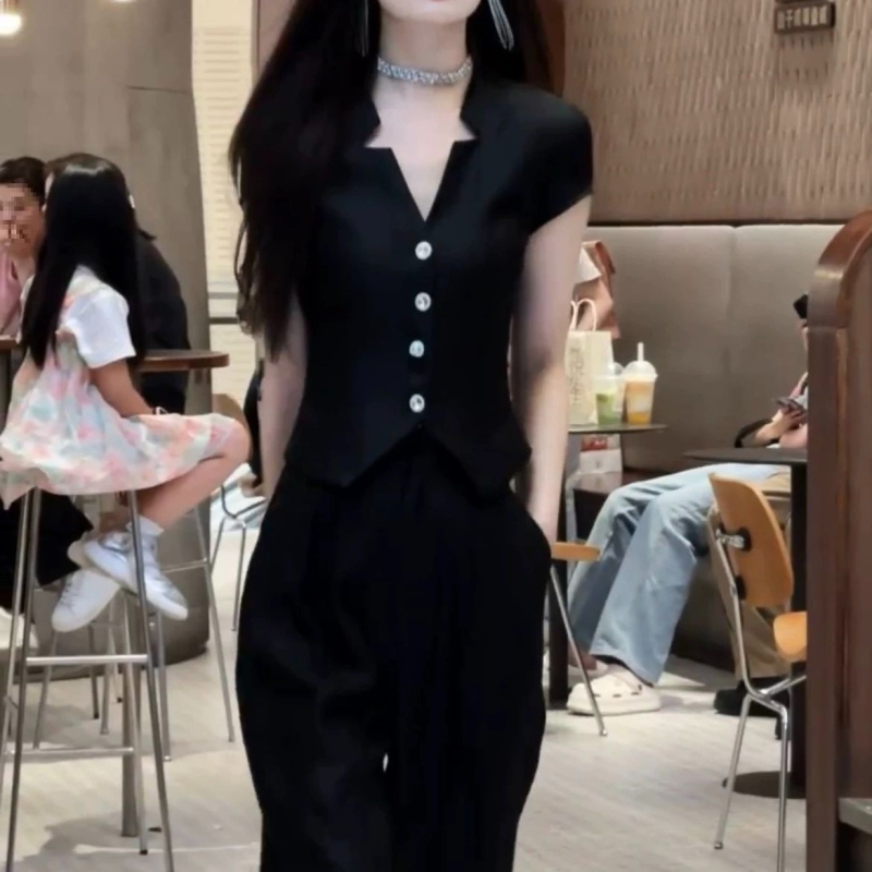 Ροζ τοπ με στενό κόψιμο και παντελόνια wide-leg, σετ για γυναίκες, καλοκαίρι μόδα, στυλ κοινωνίστρια, μοντέλο 2026