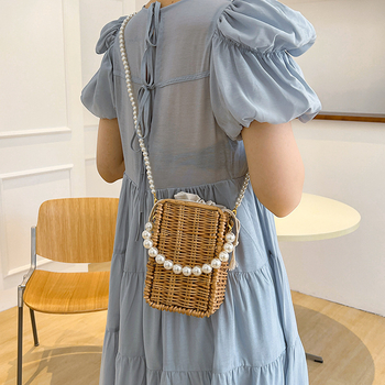 Μικρό γυναικείο crossbody τσαντάκι από ρατάν με μαργαριτάρια για smartphone