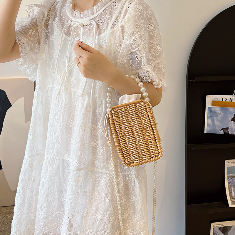 Μικρό γυναικείο crossbody τσαντάκι από ρατάν με μαργαριτάρια για smartphone