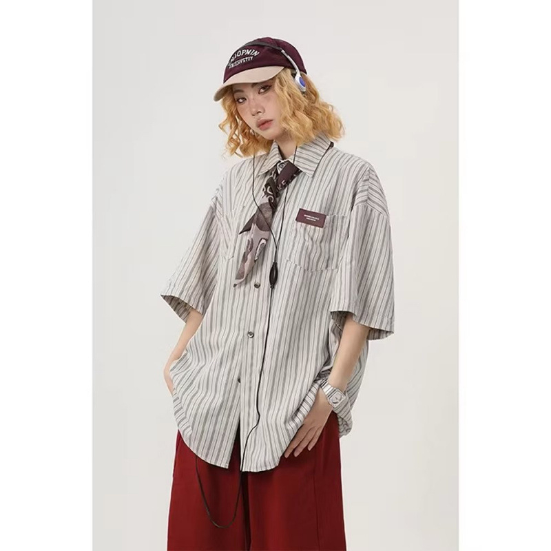 Πουκάμισο με ριγέ από ice silk, κοντά μανίκια, unisex χαλαρή γραμμή, νεανικό casual, ελαφρύ και με ρέουσο ύφος