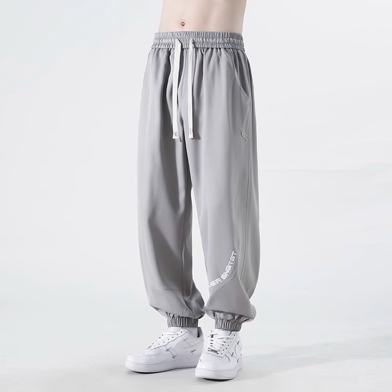 Ανδρικά jogger παντελόνια από Ice Silk, Καλοκαίρι 2025, λεπτά και γρήγορα στο στέγνωμα, φαρδιά γραμμή, κοντό μήκος, μεσαία μέση, χωρίς ζώνη, κλείσιμο με κορδόνι, print με γράμματα, ελαστικό πολυεστέρας