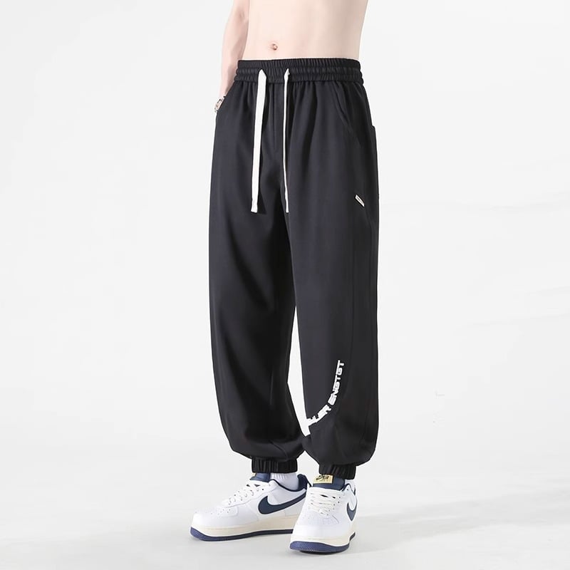Ανδρικά jogger παντελόνια από Ice Silk, Καλοκαίρι 2025, λεπτά και γρήγορα στο στέγνωμα, φαρδιά γραμμή, κοντό μήκος, μεσαία μέση, χωρίς ζώνη, κλείσιμο με κορδόνι, print με γράμματα, ελαστικό πολυεστέρας