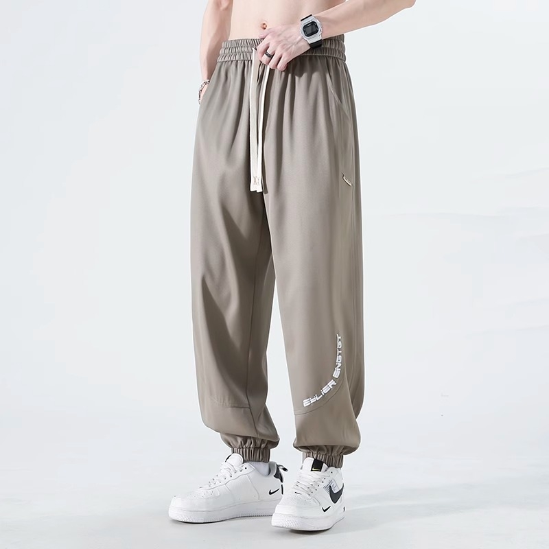 Ανδρικά jogger παντελόνια από Ice Silk, Καλοκαίρι 2025, λεπτά και γρήγορα στο στέγνωμα, φαρδιά γραμμή, κοντό μήκος, μεσαία μέση, χωρίς ζώνη, κλείσιμο με κορδόνι, print με γράμματα, ελαστικό πολυεστέρας