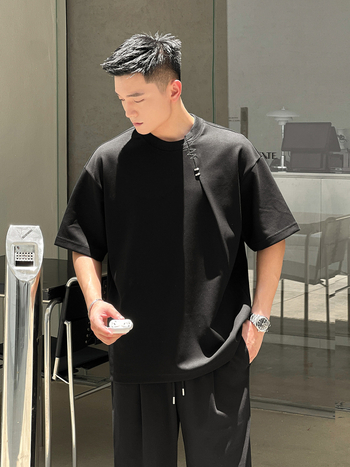 Ανδρικό T‑shirt σε αμερικανικό στυλ, με ενισχυμένους ώμους, κοντό μανίκι, στρογγυλός λαιμός, χαλαρή γραμμή, patchwork πάνελ, καλοκαίρι 2026