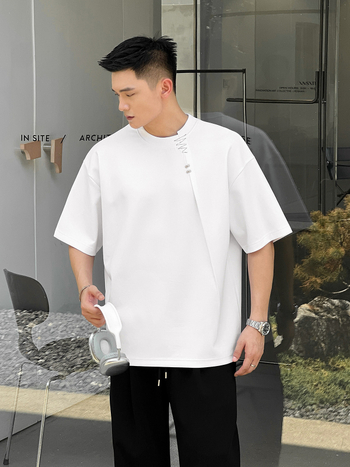 Ανδρικό T‑shirt σε αμερικανικό στυλ, με ενισχυμένους ώμους, κοντό μανίκι, στρογγυλός λαιμός, χαλαρή γραμμή, patchwork πάνελ, καλοκαίρι 2026