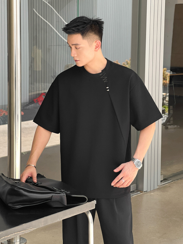 Ανδρικό T‑shirt σε αμερικανικό στυλ, με ενισχυμένους ώμους, κοντό μανίκι, στρογγυλός λαιμός, χαλαρή γραμμή, patchwork πάνελ, καλοκαίρι 2026