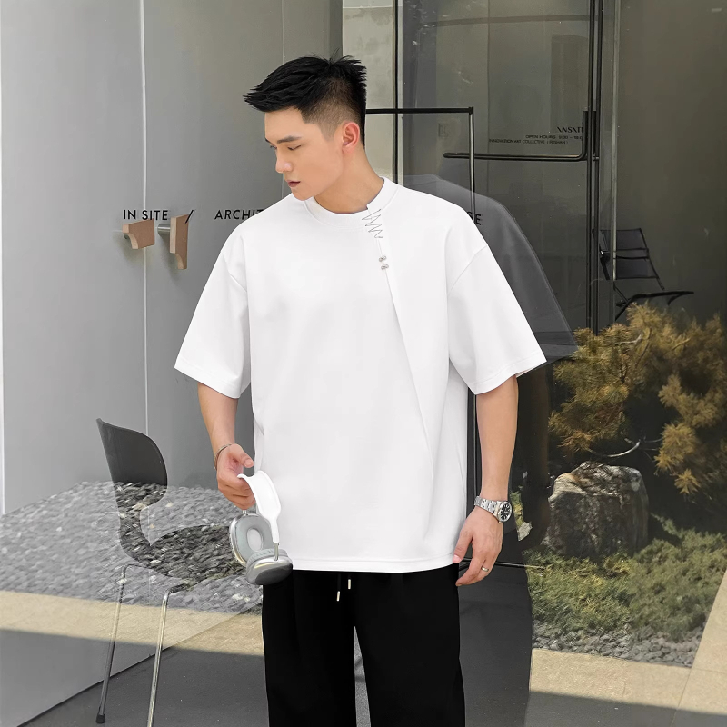 Ανδρικό T‑shirt σε αμερικανικό στυλ, με ενισχυμένους ώμους, κοντό μανίκι, στρογγυλός λαιμός, χαλαρή γραμμή, patchwork πάνελ, καλοκαίρι 2026