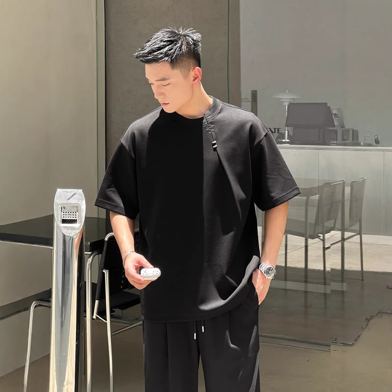 Ανδρικό T‑shirt σε αμερικανικό στυλ, με ενισχυμένους ώμους, κοντό μανίκι, στρογγυλός λαιμός, χαλαρή γραμμή, patchwork πάνελ, καλοκαίρι 2026