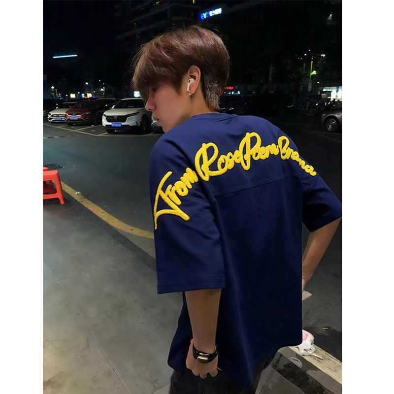 Ανδρικό T‑shirt σε αμερικάνικο στυλ, βελούδινο κέντημα γραμμάτων, κοντά μανίκια, καλοκαίρι, χαλαρή εφαρμογή