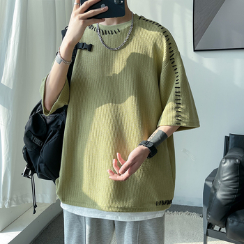 Ανδρικό T‑shirt κοντομάνικο με ακανόνιστο κόψιμο, εμπνευσμένο σχεδιαστικά, άνετη γραμμή με γεωμετρικό μοτίβο