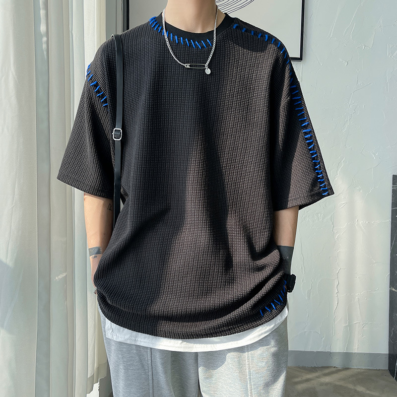 Ανδρικό T‑shirt κοντομάνικο με ακανόνιστο κόψιμο, εμπνευσμένο σχεδιαστικά, άνετη γραμμή με γεωμετρικό μοτίβο