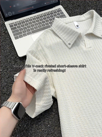 Pánske polo tričko s nitovanými detailmi, krátke rukávy, ľahká textúrovaná bavlnená zmes, okrúhly výstrih, leto 2026