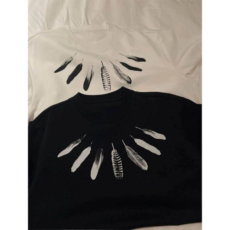 Μινιμαλιστικό T‑shirt με εκτύπωση φτερού για ζευγάρι, κοντό μανίκι, υψηλής ποιότητας.
